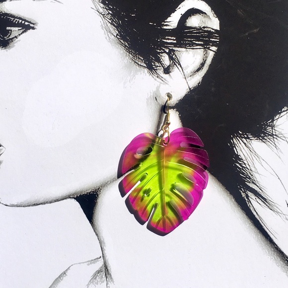 Tropical leaf earring-magenta - Picture 2 of 4
